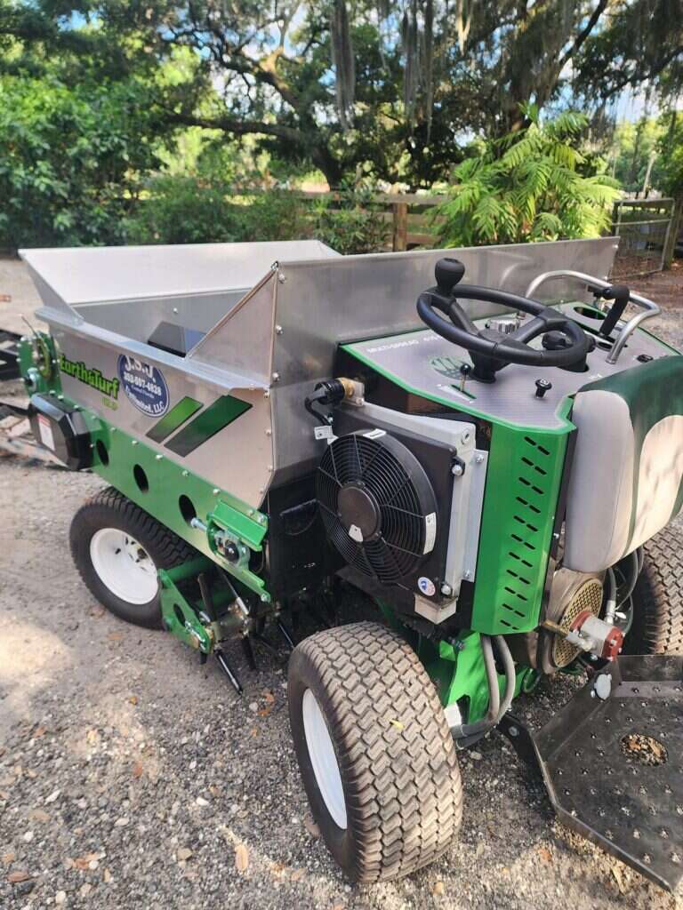 Earth and Turf 415SP topdresser, operator platform and hydraulic drive